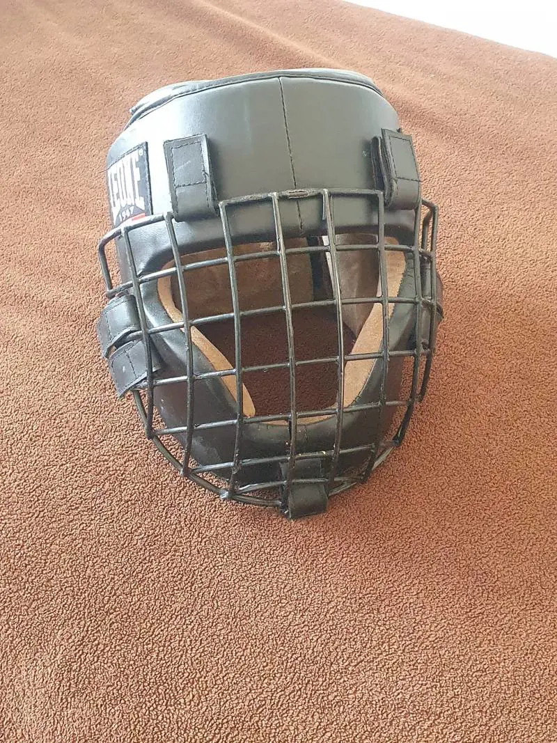 Vive da 16 anni con la maschera e le mani legate: la storia choc di Bruno