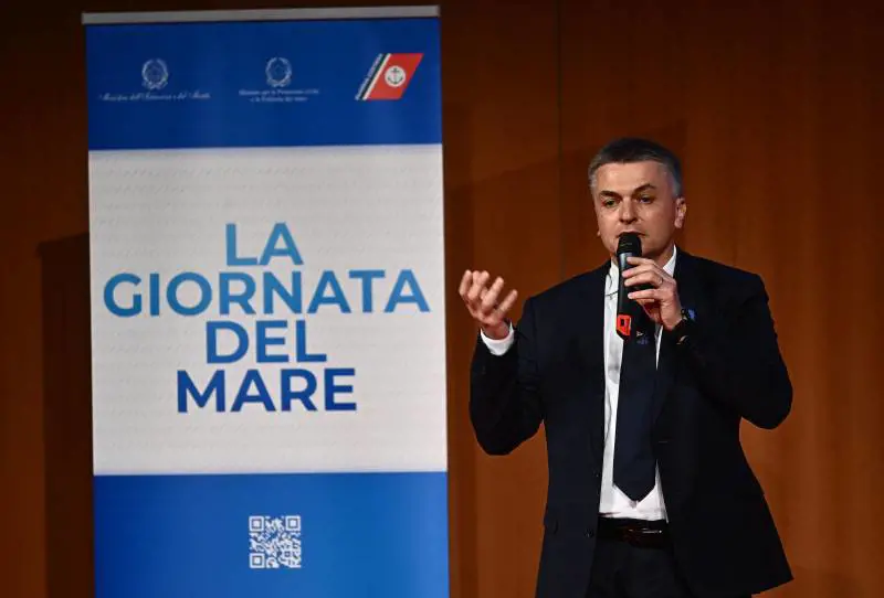 "Uniremo la Sicilia con la Calabria: le risorse ci sono"