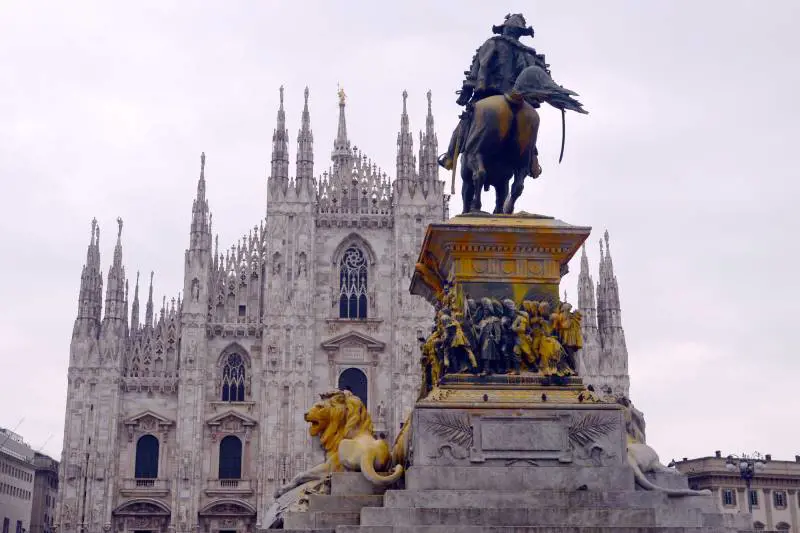 "Perché aspetta?". Beppe Sala temporeggia sugli eco-vandali in Duomo