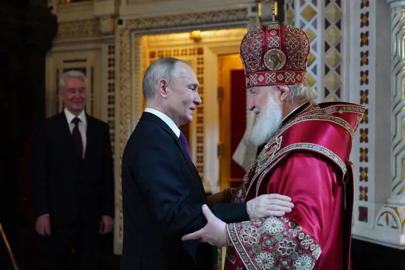 La messa di Putin e Kirill (tra gli agenti segreti)