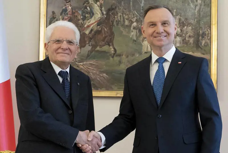 "Regole preistoriche". Mattarella in Polonia bacchetta l'Ue sui migranti