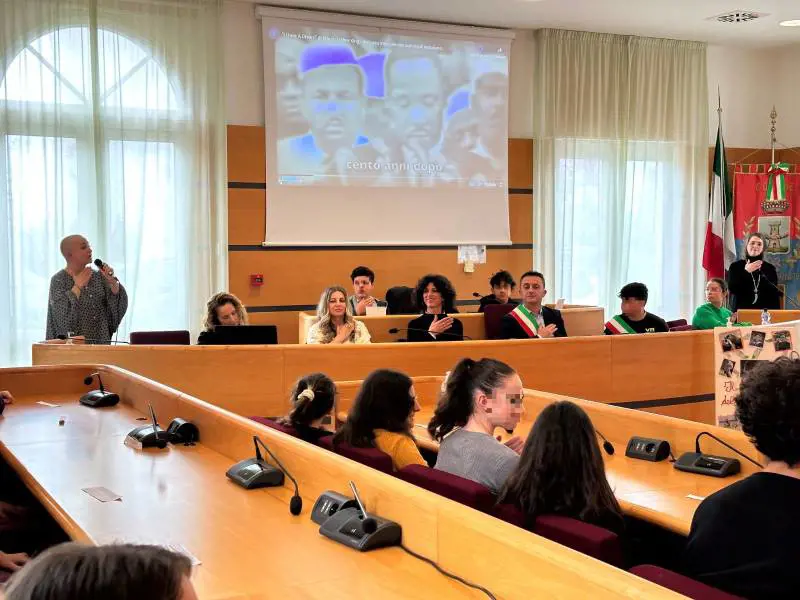 L'incontro fra gli studenti del consiglio comunale dei ragazzi e la giunta
