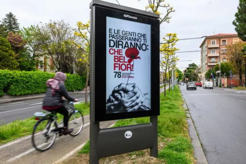 Maxischermi con "Bella ciao". La provocazione di Santori contro il governo