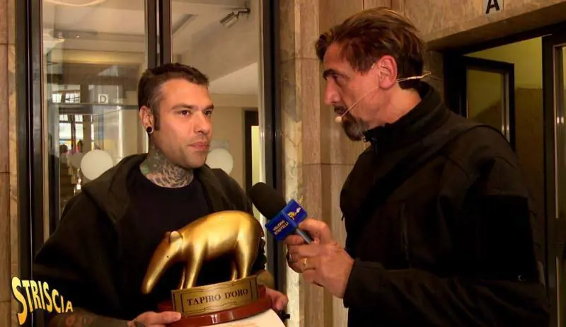 "La coerenza non è una mia virtù". Fedez si becca il Tapiro d'oro per il viaggio a Dubai