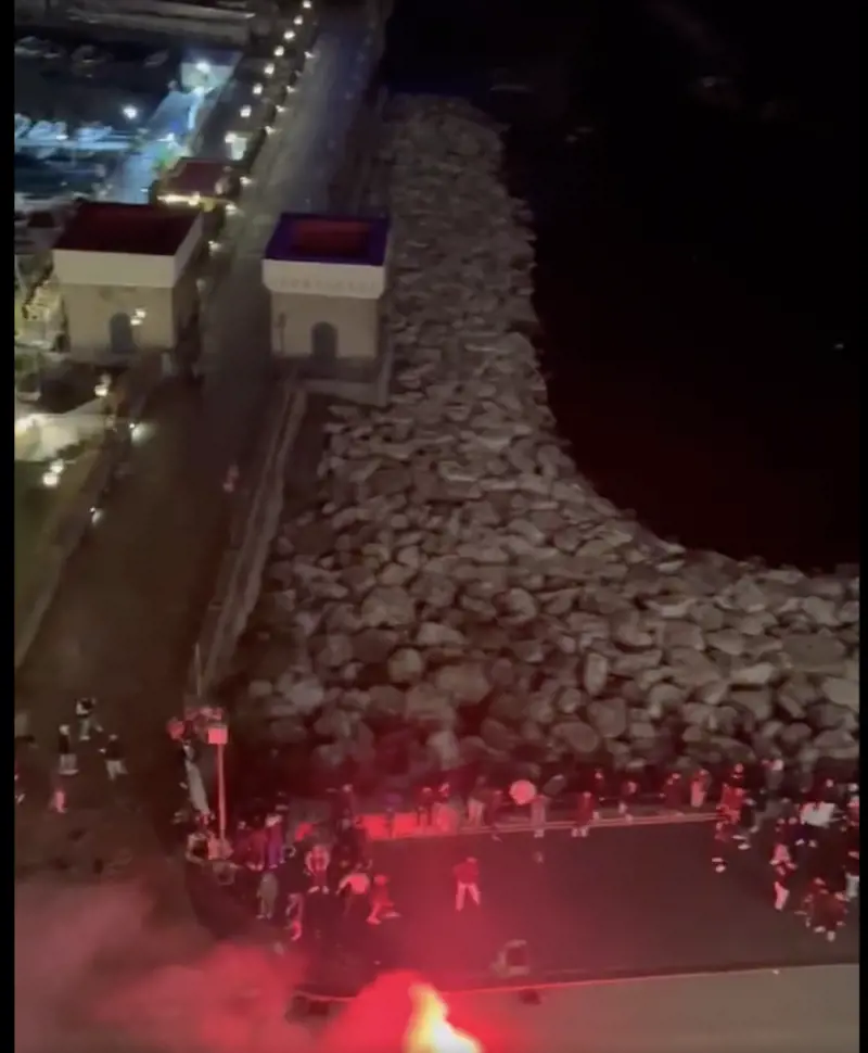 "Stanotte non dormite". Il blitz dei tifosi del Napoli sotto l'hotel del Milan