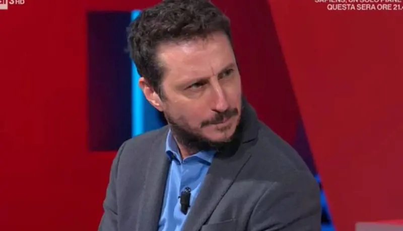 Luca Bizzarri risponde allo sfogo dell'animatore: "All'età sua ci bastava la f*ga". Scoppia la polemica