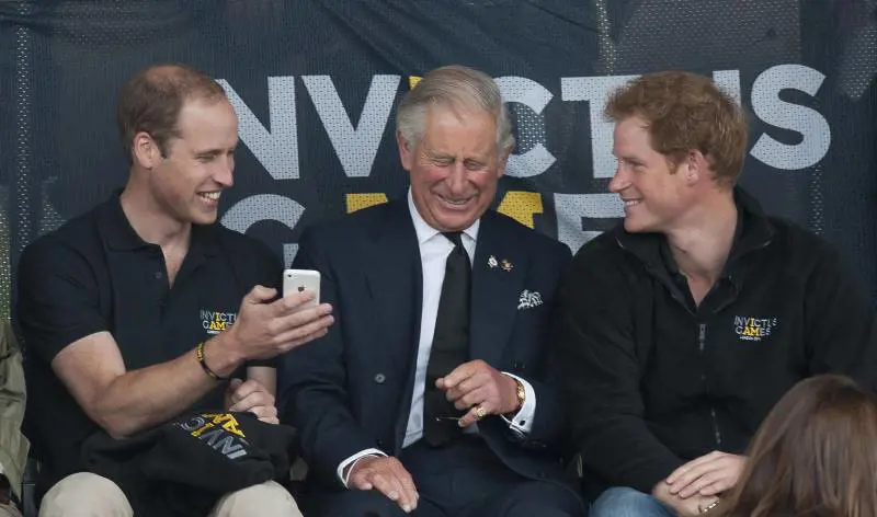 “Colloquio con Carlo, gelo con William”. Harry prepara il ritorno a Londra