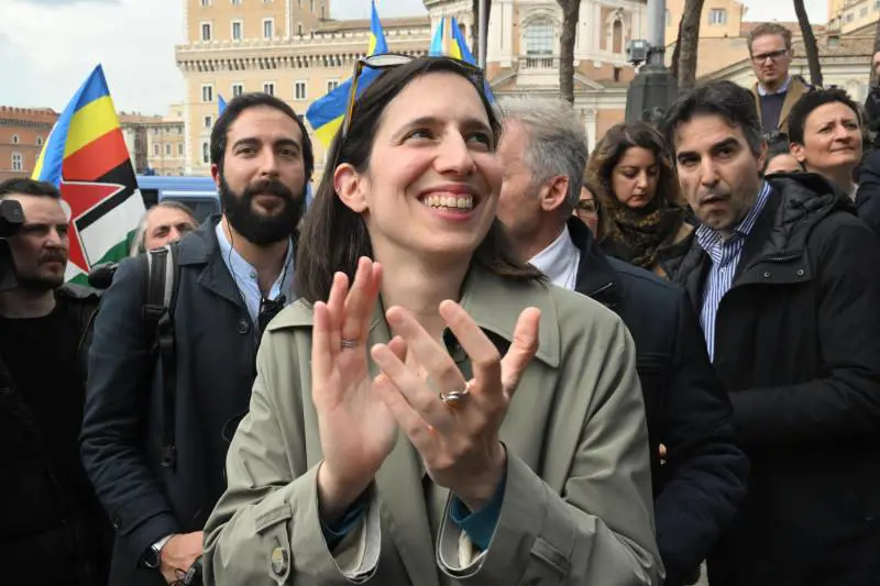 "Linguaggio da suprematismo bianco". L'attacco choc di Schlein a Lollobrigida
