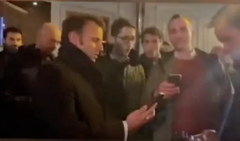 Il video, la canzone e l'estrema destra: Macron "cantante" fa discutere la Francia