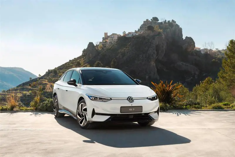 Volkswagen ID.7: primo contatto con l'ammiraglia elettrica da 700 km