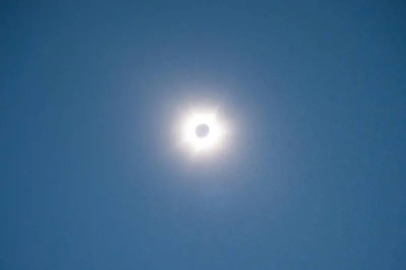 Australia, naso all'insù per l'eclissi solare totale