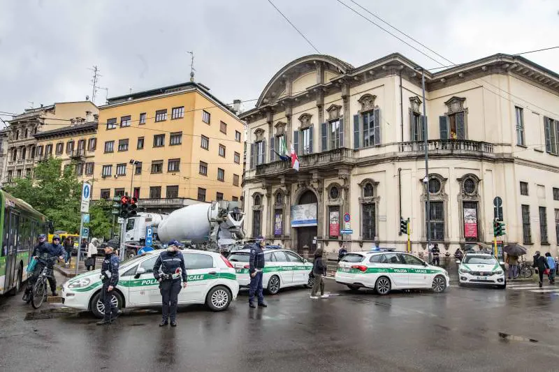 Travolta dalla betoniera. Muore ciclista 39enne "Fatale l'angolo cieco"