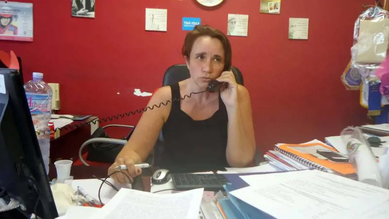 "Ho cancellato la data...". Così la preside dava cibo scaduto ai bambini