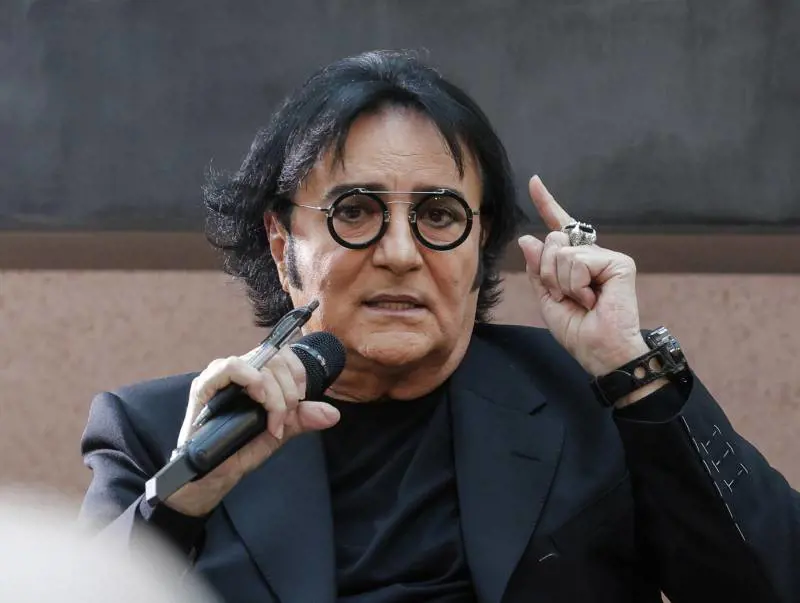 "Non c'è urgenza". Renato Zero bacchetta Schlein sull'utero in affitto