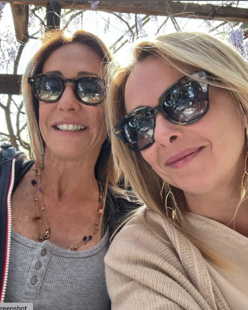 La foto della Meloni con la sorella e il messaggio agli insultatori