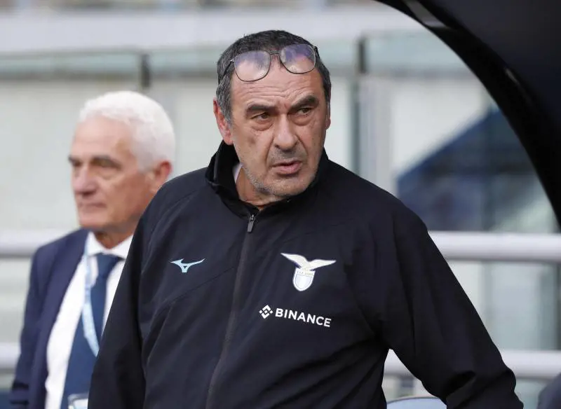 "Se non lo fermano è preoccupante". Sarri si lamenta dell'arbitro ma la verità sulla Lazio è un'altra