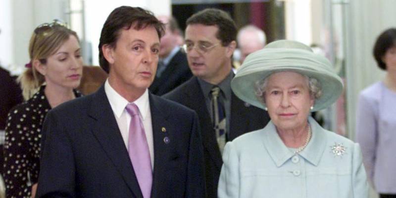 La Regina Elisabetta II con sir Paul McCartney