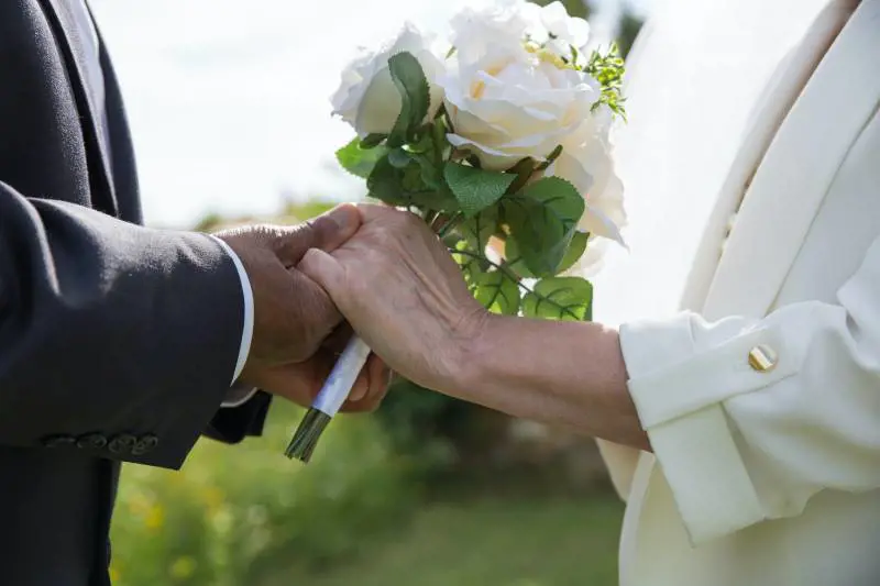 Over, ecco l’abito da sposa giusto per chi ha più di 60 anni