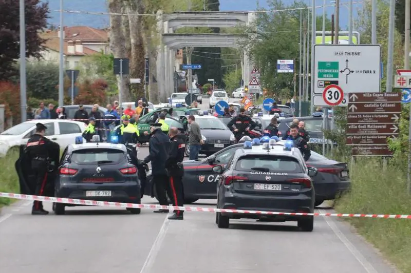 Marocchino ruba l'arma e colpisce un agente: ucciso dai carabinieri