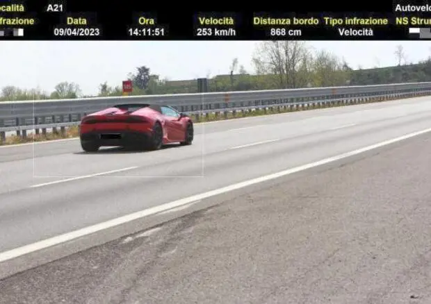 Sfrecciava a 253 chilometri orari in autostrada, al volante di una Lamborghini, ma l’autovelox lo ha pizzicato e multato. E’ successo nel tratto cremonese dell'A21