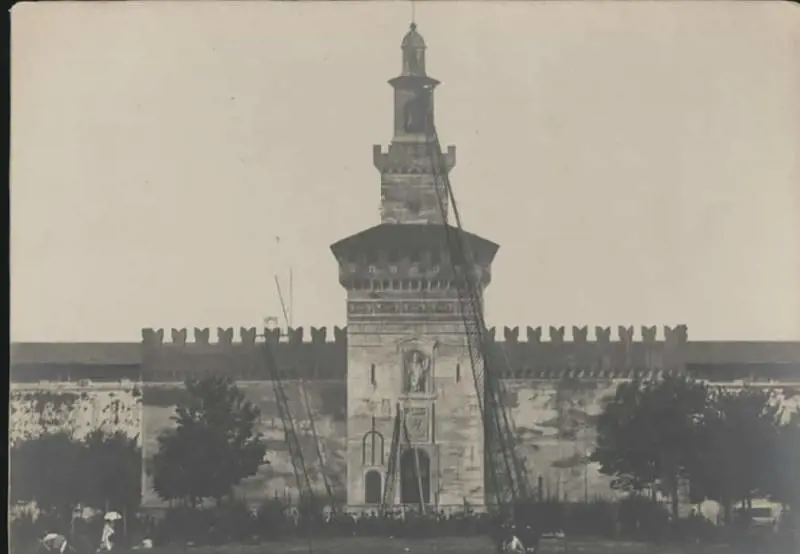 Quando la torre del Filarete si ritrovò fatta di legno e tela