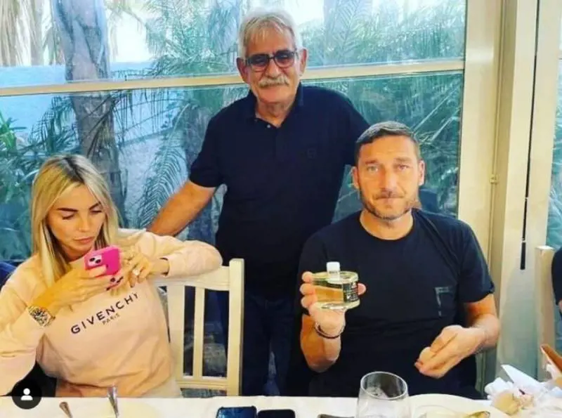 La foto-vendetta di Totti: con Noemi nel ristorante dove andava con Ilary