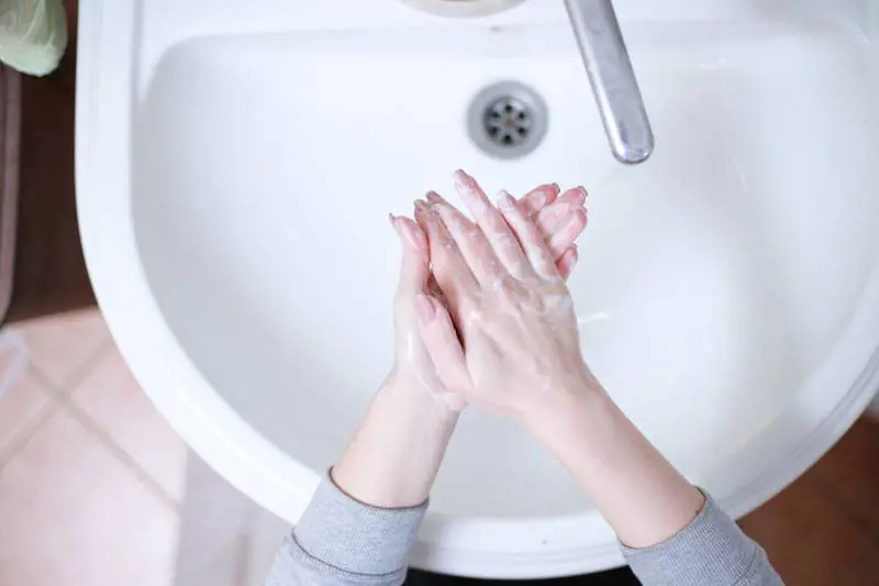 Come prendersi cura delle mani a 60 anni