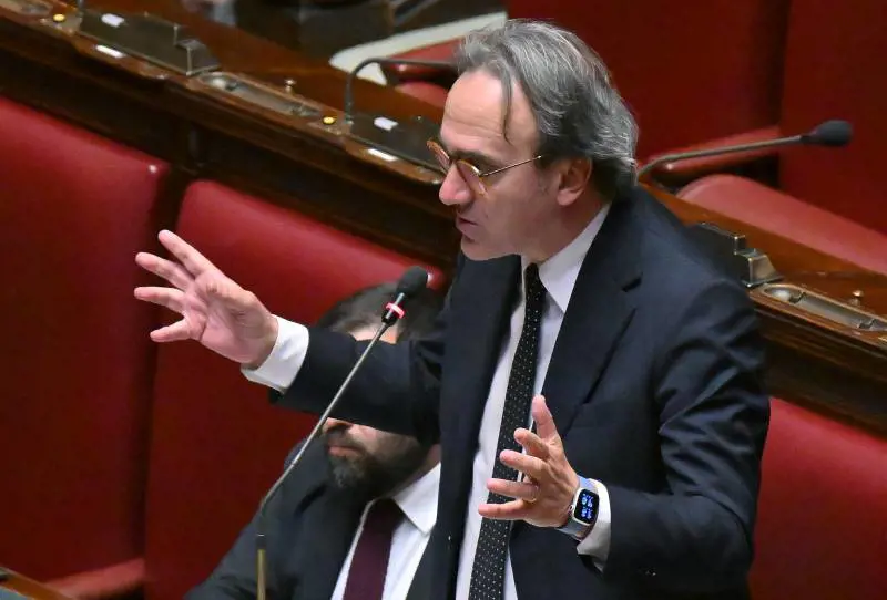 Malore per Angelo Bonelli in Aula alla Camera: Fontana sospende la seduta