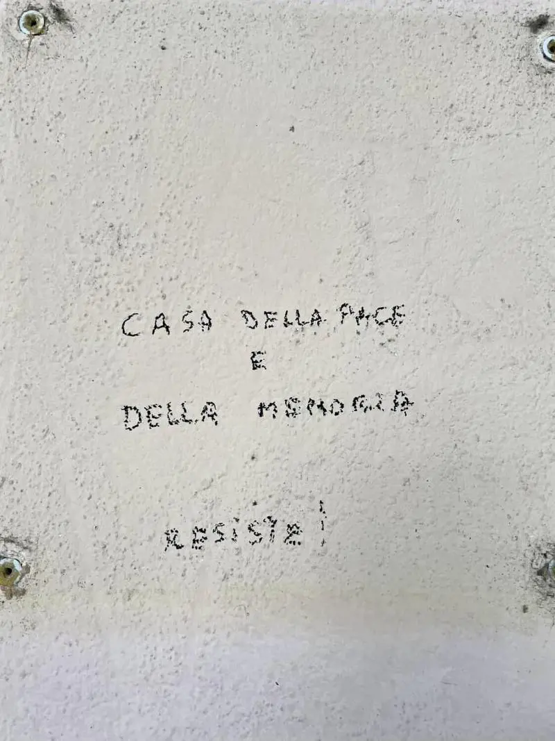 La scritta comparsa sulle mura storiche di Lucca