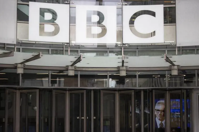 Documentario narrato dal figlio di un funzionario di Hamas: bufera sulla Bbc