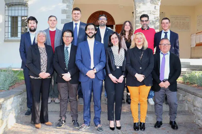 Il sindaco di centrodestra di Sarsina (al centro, in prima fila) e i candidati al consiglio