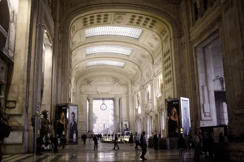 Guasto alla linea elettrica e gravi ritardi in stazione a Milano: cosa è successo