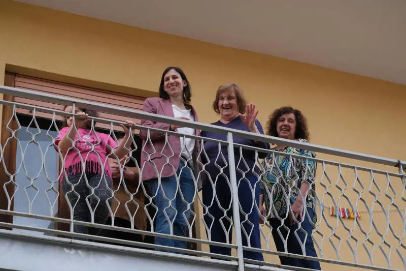 L'invito dal balcone e la colazione: Schlein a Palermo tra La Torre e la polemica Chinnici