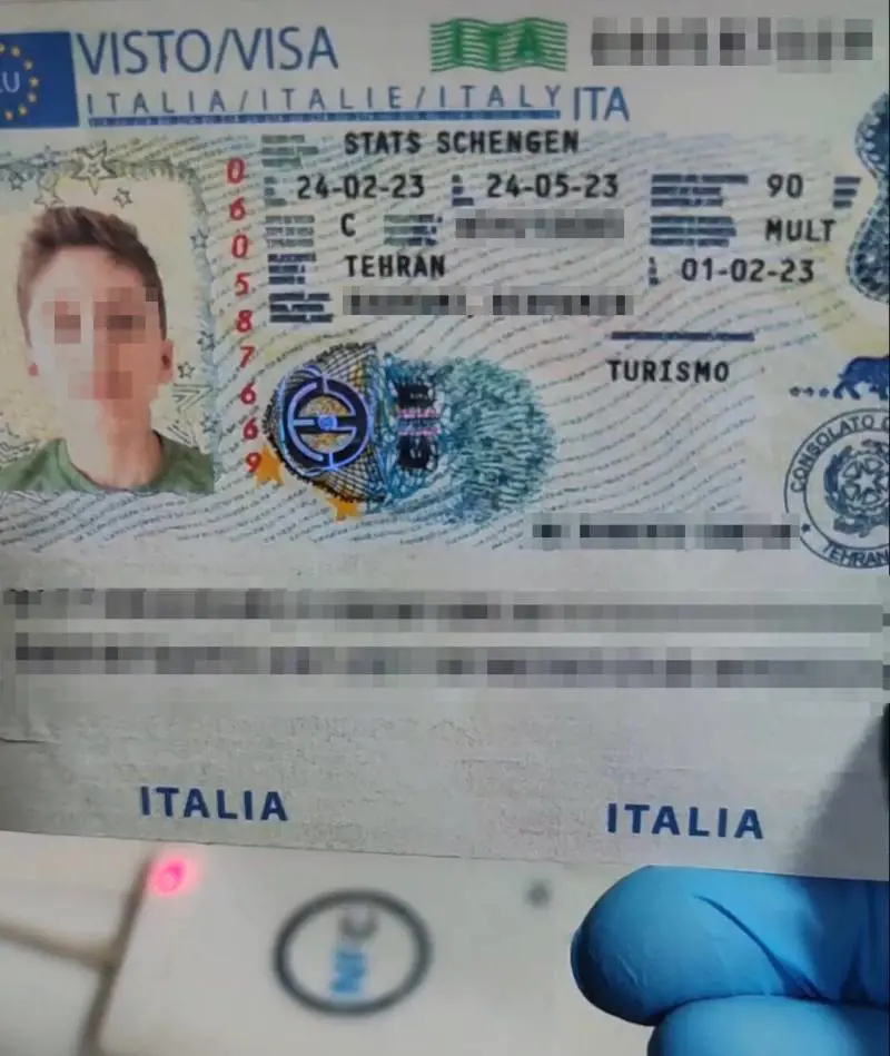 Documenti falsificati e truffe: cosa c'è dietro il business dell'immigrazione
