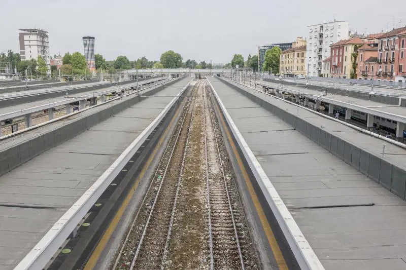 Travolta dal treno muore a 17 anni