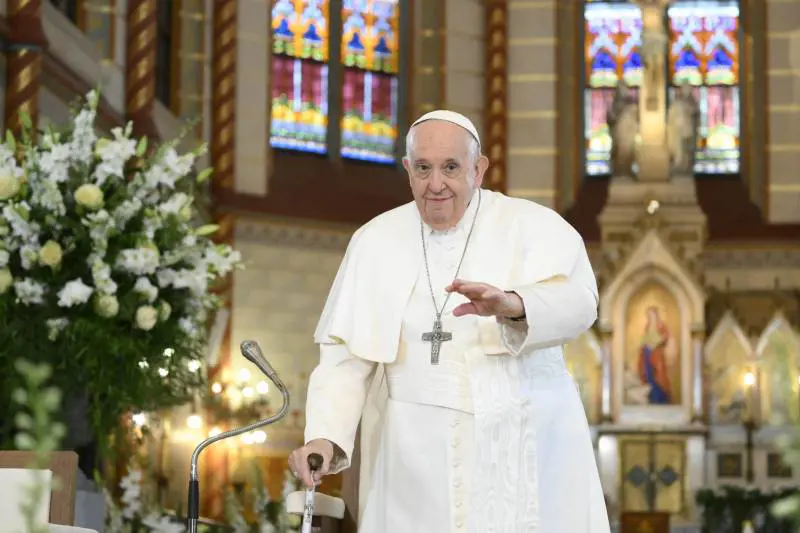 L'intervento all'addome: Bergoglio operato tre ore. "Sta bene e scherza già"