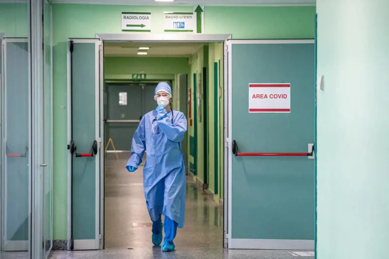 Via le mascherine. E negli ospedali spunta il decalogo dei reparti