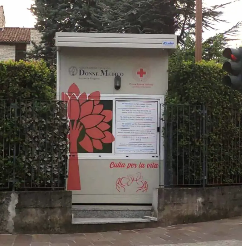"Vi affido un pezzo della mia vita". Le parole della mamma prima di abbandonare la figlia