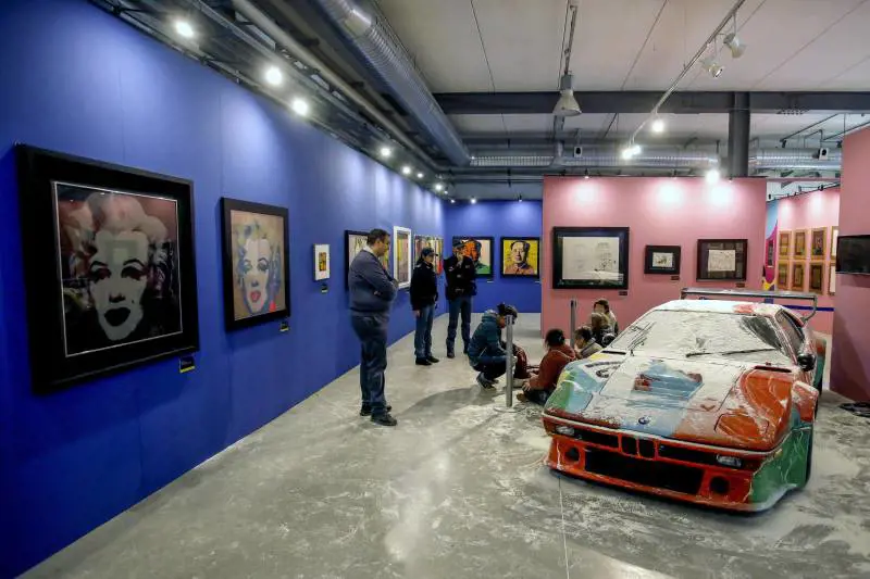 Warhol e l'opera da 10 milioni: arriva l'esperto per inchiodare gli eco-vandali