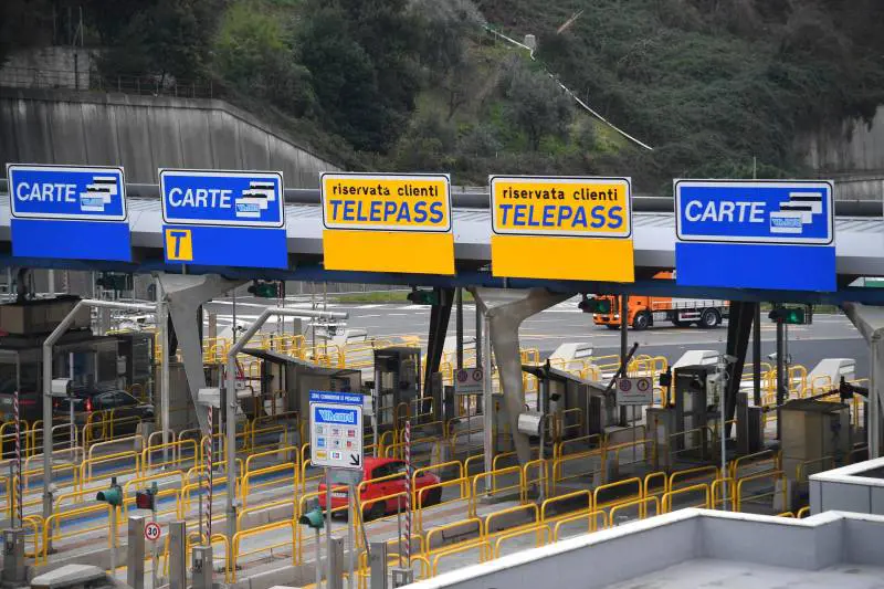 Ferie estive e code in autostrada, cosa preferire tra Telepass, MooneyGo e UnipolMove