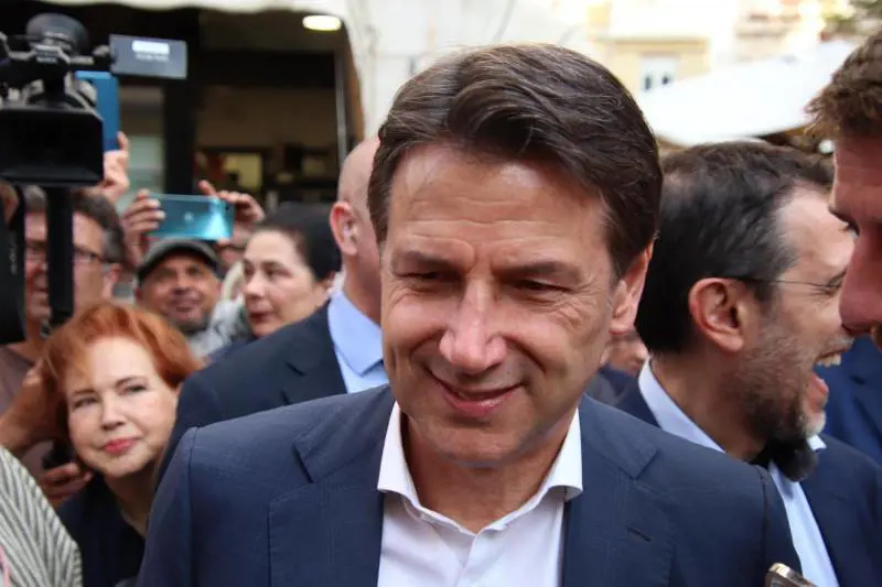 Conte benedice gli eco-vandali e li porta sul palco a Roma