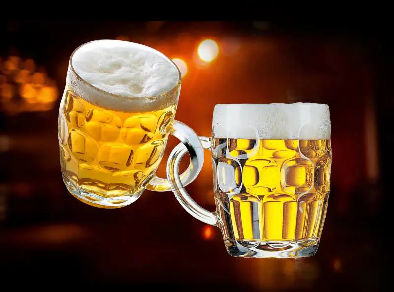 “Drink for the King”, pub aperti più a lungo: come gli inglesi festeggiano Re Carlo