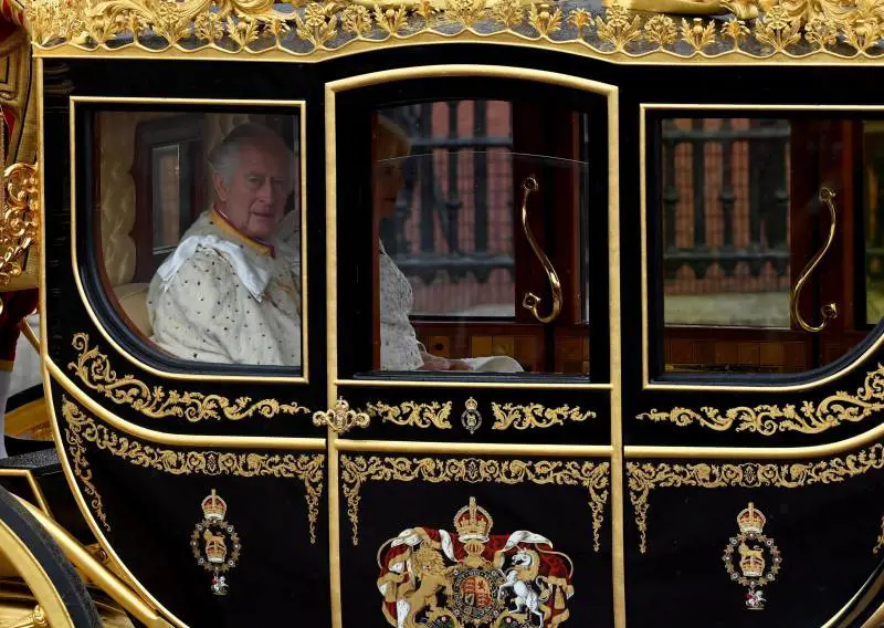 "Io sono qui per servire non per essere servito". Carlo III è re d'Inghilterra (e Camilla corona il sogno)