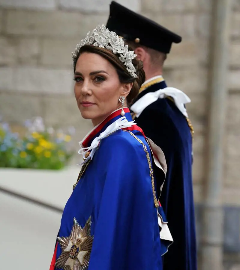 Il giallo dei due vestiti di Kate all'incoronazione: perché si è cambiata?