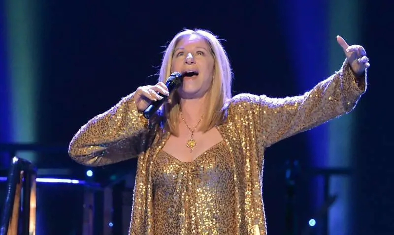 Barbra Streisand, re Carlo III e quel the che imbarazzò la popstar
