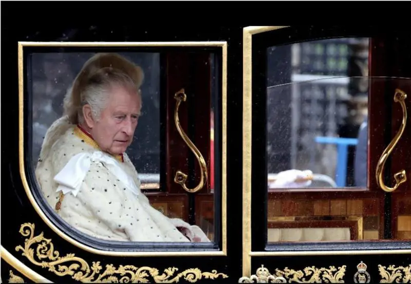 "Sempre in ritardo", così Re Carlo bacchetta William e Kate