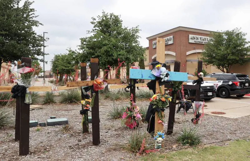 Texas, neonazista spara e fa 8 morti al market. Poi un Suv sui migranti