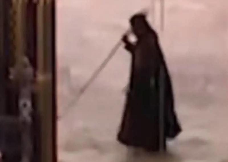 Una figura oscura all'incoronazione di Re Carlo. La verità dietro la foto