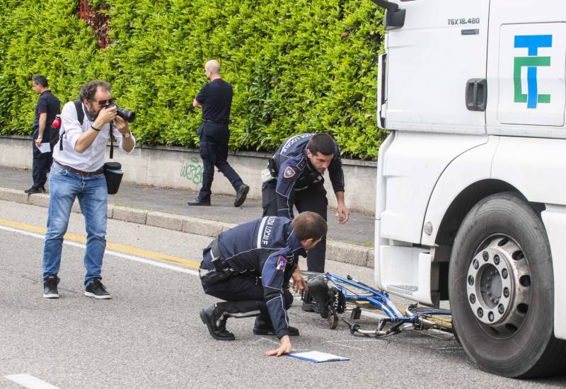 Uomo in bicicletta investito e ucciso da un camion a Milano 3