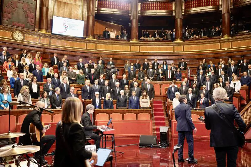 Barricate a sinistra sulle riforme. Ma il centrodestra: "Se saranno solo no avanti anche soli"